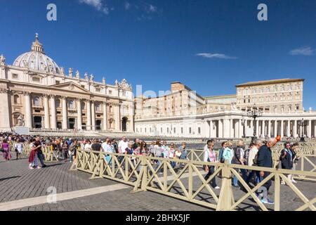 Vatican, Rome, Italie - 18 septembre 2017 : visite touristique du Palais Apostolique, place St Peters. De nombreux touristes visitent la ville chaque année. Banque D'Images