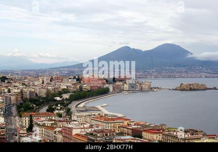 Naples, Italie. 26 avril 2020. Une vue générale du golfe de Naples pendant le verrouillage.A la suite de la pandémie de covid19 qui a fortement frappé l'Italie, le Premier ministre, Giuseppe Conte a ordonné de fortes restrictions à la quarantaine pour minimiser la propagation du virus corona. Crédit: SOPA Images Limited/Alay Live News Banque D'Images