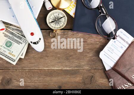 Billets et documents de compagnie aérienne sur fond de bois Banque D'Images