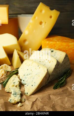 Divers types de fromage au romarin sur la table près Banque D'Images