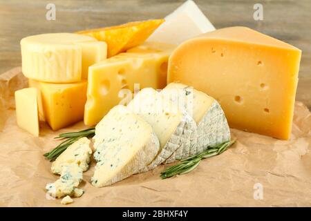 Divers types de fromage au romarin sur la table près Banque D'Images