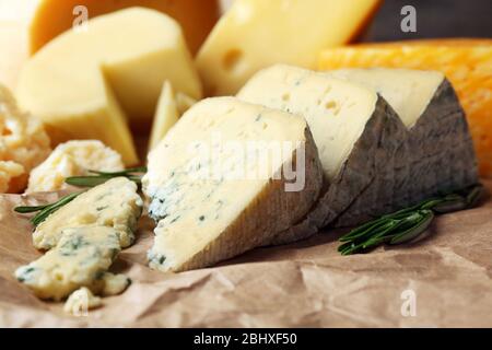 Divers types de fromage au romarin sur la table près Banque D'Images