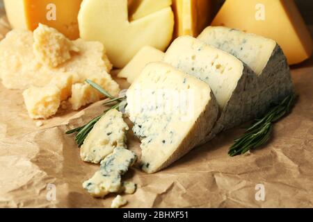 Divers types de fromage au romarin sur la table près Banque D'Images