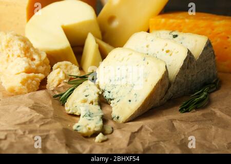 Divers types de fromage au romarin sur la table près Banque D'Images