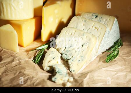 Divers types de fromage au romarin sur la table près Banque D'Images