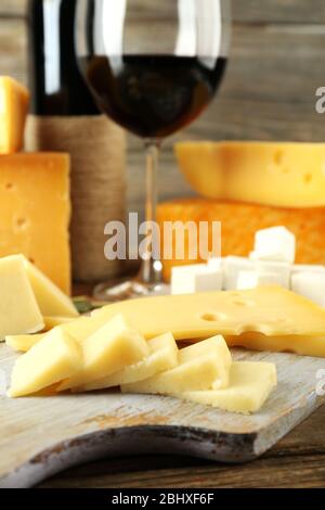 Divers types de fromage avec vin sur la table près Banque D'Images