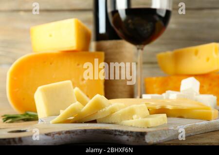 Divers types de fromage avec vin sur la table près Banque D'Images