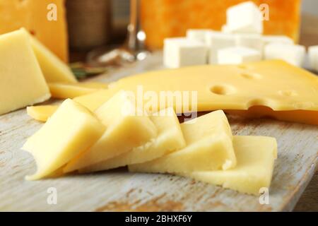 Divers types de fromage sur la planche à découper se rapprochés Banque D'Images