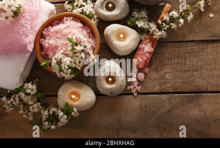 Belle composition spa avec fleurs de printemps sur fond en bois Banque D'Images