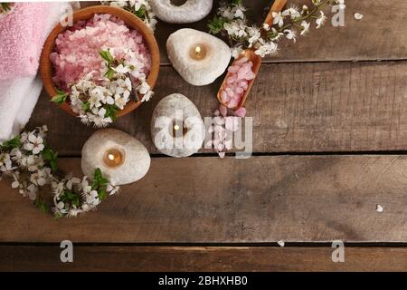 Belle composition spa avec fleurs de printemps sur fond en bois Banque D'Images