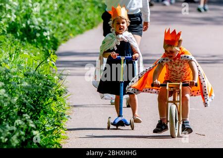 La Haye, Pays-Bas. 27 avril 2020. Les enfants jouent au palais Huis den Bosch pendant la célébration de l'anniversaire des rois. Les royaux néerlandais ont fêté le 53ème anniversaire du roi Willem-Alexander le 27 avril au palais Huis den Bosch, dans le cadre des restrictions relatives au coronavirus. Crédit: SOPA Images Limited/Alay Live News Banque D'Images