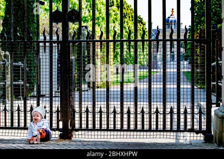 La Haye, Pays-Bas. 27 avril 2020. Un bébé se trouve devant le palais Huis den Bosch pendant la célébration de l'anniversaire des rois. Les royaux néerlandais ont fêté le 53ème anniversaire du roi Willem-Alexander le 27 avril au palais Huis den Bosch, dans le cadre des restrictions relatives au coronavirus. Crédit: SOPA Images Limited/Alay Live News Banque D'Images