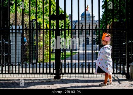 La Haye, Pays-Bas. 27 avril 2020. Enfant vu à l'entrée du palais Huis den Bosch pendant la célébration de l'anniversaire de Kings.les royaux néerlandais ont célébré le 53ème anniversaire du roi Willem- Alexander le 27 avril au palais Huis den Bosch dans le cadre des restrictions de coronavirus. Crédit: SOPA Images Limited/Alay Live News Banque D'Images