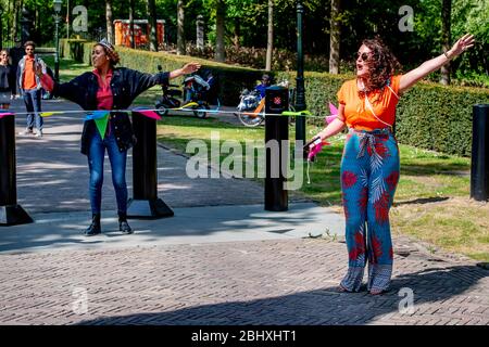 La Haye, Pays-Bas. 27 avril 2020. Les gens chantent et dansent devant le palais Huis den Bosch pendant la célébration de l'anniversaire des rois. Les royaux néerlandais ont fêté le 53ème anniversaire du roi Willem-Alexander le 27 avril au palais Huis den Bosch, dans le cadre des restrictions de coronavirus. Crédit: SOPA Images Limited/Alay Live News Banque D'Images