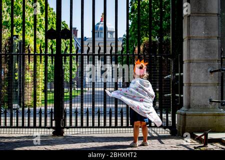 La Haye, Pays-Bas. 27 avril 2020. Enfant vu à l'entrée du palais Huis den Bosch pendant la célébration de l'anniversaire de Kings.les royaux néerlandais ont célébré le 53ème anniversaire du roi Willem- Alexander le 27 avril au palais Huis den Bosch dans le cadre des restrictions de coronavirus. Crédit: SOPA Images Limited/Alay Live News Banque D'Images