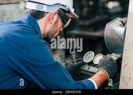 Le manomètre de fixation de la machine de la machine en usine doit être réparé et contrôler. Banque D'Images