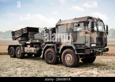 Radom, Mazowieckie / Pologne - 23 août 2015 : camion militaire lourd avec lanceur de missiles/unité de missiles (système antiaérien) - industrie militaire, mod Banque D'Images