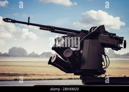 Radom, Mazowieckie / Pologne - 23 août 2015 : pistolet à machine monté sur véhicule militaire - armée/militaire/armement. Banque D'Images