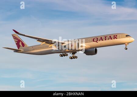 Londres, Grande-Bretagne - 01 août 2018 : avion Airbus Airbus  -1000 de Qatar Airways à l'aéroport de Londres Heathrow (LHR) en Grande-Bretagne. Airbus est un Aircr Banque D'Images