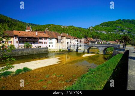 Pont Jean de Nepomuk au-dessus de la rivière Doubs, Saint Ursanne. Canton du Jura, Suisse. Banque D'Images