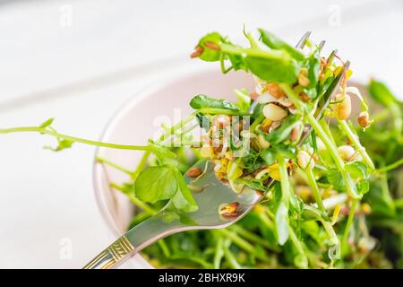 gros plan sur une salade de pois microverts et de haricots routés. des légumes sains. Banque D'Images