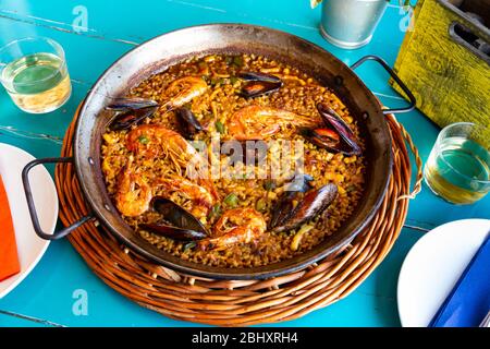 Marinera valencienne traditionnelle avec crevettes et moules servies sur des frittes de fer Banque D'Images