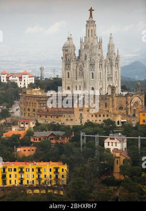 Vue de l'Église Expiatoire du Sacré-Cœur de Jésus mountain à Barcelone, Espagne Banque D'Images