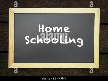 Homeschooling. Mots ou texte tapé sur tableau noir. Concept d'éducation. Banque D'Images
