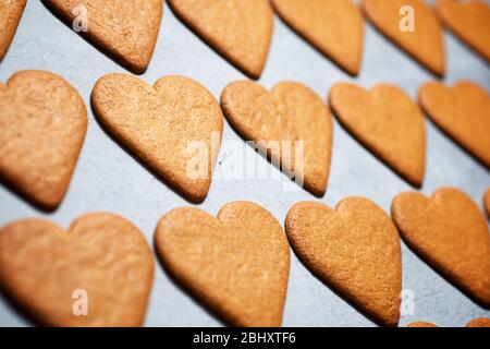 Biscuits au gingembre en forme de coeur sur une table en pierre. Banque D'Images