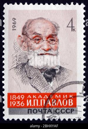 RUSSIE - VERS 1969 : un timbre imprimé en Russie montre Ivan Petrovich Pavlov, physiologue russe, vers 1969 Banque D'Images