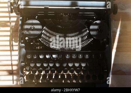 Ancienne machine à écrire sur table en bois, vue sur le dessus Banque D'Images
