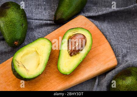 Avocat sur une planche en bois hacher. Avocat, légumes, nourriture, bio, vert, végétarien Banque D'Images