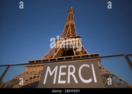 *** STRICTEMENT AUCUNE VENTE AUX MÉDIAS OU ÉDITEURS FRANÇAIS - DROITS RÉSERVÉS ***26 avril 2020 - Paris, France: Un message lié à la crise de Covid-19 sur la tour Eiffel, qui a été fermé en raison du verrouillage. Le mot « ercii » signifie « merci » en français. Message de l'ONU de remerciement lie a la crise sanitaire du coronavirus sur la Tour Eiffel, qui a ete fermee pour la duree du confinement. Banque D'Images