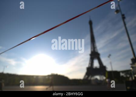 *** STRICTEMENT AUCUNE VENTE AUX MÉDIAS OU ÉDITEURS FRANÇAIS - DROITS RÉSERVÉS ***26 avril 2020 - Paris, France: Les lignes de police bloquent l'accès aux champs-de-Mars, avec la tour Eiffel en arrière-plan, pendant le verrouillage du coronavirus. L'acces au champs-de-Mars est la suspension de la coque la confinement contre l'épidemie de Covid-19. La Tour Eiffel est visible en plan arriere Banque D'Images