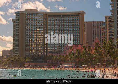 Vue sur les hôtels et stations de Waikiki Beach au coucher du soleil. Banque D'Images