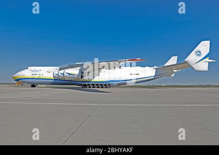 Le ministre de la Défense Annegret Kramp-Karrenbauer à l'arrivée d'un Antonov 225 avec une fourniture de matériel de protection de la Chine à l'aéroport de Leipzig/Halle. Plus de dix millions de masques de protection viennent de Tianjin en Chine comme un transport de la Bundeswehr avec un Antonov 225, le plus grand et le plus lourd avion de fret au monde. Le ministère fédéral de la Santé a communiqué avec le ministère fédéral de la Défense début avril avec une demande d'aide pour le transport d'équipement de protection. Leipzig, 27 avril 2020 | utilisation dans le monde entier Banque D'Images