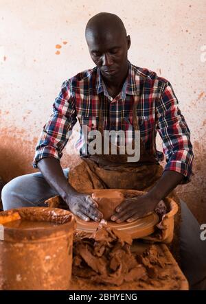 Professionnel hommes potter faire bol sur potters wheel dans un atelier de poterie Banque D'Images