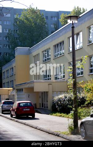 Berlin, Allemagne. 28 avril 2020. La maison de retraite dans le quartier Fennpfuhl de Berlin-Lichtenberg. La maison des personnes âgées a été complètement évacuée de nuit à mardi en raison de plusieurs infections de corona parmi les patients. Au total, 76 patients ont été transportés dans divers hôpitaux. Au moins 18 patients avaient contracté le Covid-19. Crédit: Christoph Soeder/dpa/Alay Live News Banque D'Images