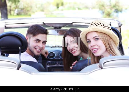 Trois amis à cabriolet, à l'extérieur Banque D'Images