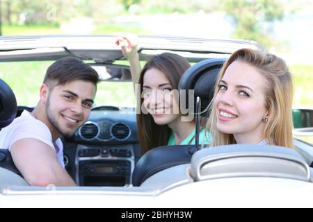 Trois amis à cabriolet, à l'extérieur Banque D'Images