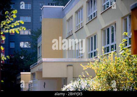 Berlin, Allemagne. 28 avril 2020. La maison de retraite dans le quartier Fennpfuhl de Berlin-Lichtenberg. La maison des personnes âgées a été complètement évacuée de nuit à mardi en raison de plusieurs infections de corona parmi les patients. Au total, 76 patients ont été transportés dans divers hôpitaux. Au moins 18 patients avaient contracté le Covid-19. Crédit: Christoph Soeder/dpa/Alay Live News Banque D'Images