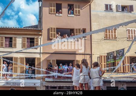 Pollensa, Îles Baléares/Espagne; 08/02/2020: Festivités des Maures et des chrétiens. Célébration dans la rue pleine de personnes profitant de la fête Banque D'Images