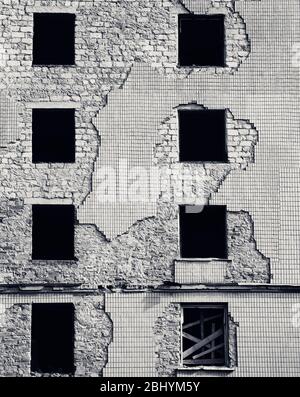 Mur de la vieille maison détruite. Image en noir et blanc. Banque D'Images