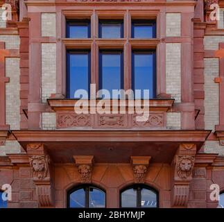 Architecture historique du Ratsapotheke, Breite Strasse 22, ville de Wernigerode dans les montagnes du Harz, Saxe-Anhalt, Allemagne. Banque D'Images