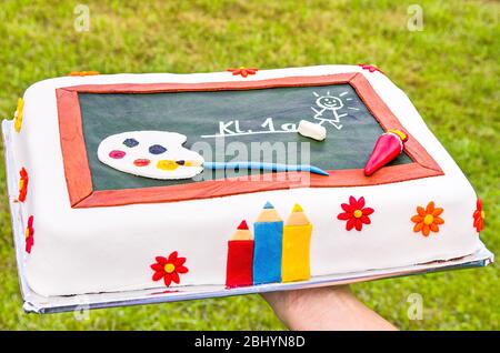 Gâteau avec une décoration flassière, style tableau noir pour célébrer le début de l'école. Banque D'Images