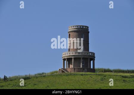 La tour Kimmeridge, également connue sous le nom de Clavell Folly a été construite à l'origine en 1830, mais en 2006 elle a été reconstruite à 25 mètres de l'arête de Hen Cliff sur le Banque D'Images