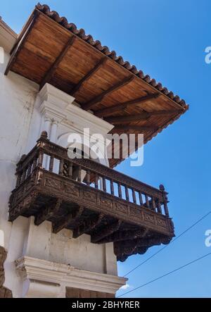 Balcon décoratif en bois sculpté datant de l'époque coloniale espagnole dans la ville de Cusco, Pérou Banque D'Images