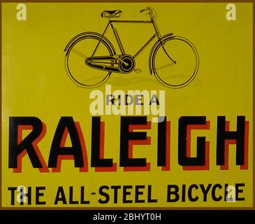 Une publicité pour les premières plaques métalliques pour les bicyclettes Raleigh. Ces derniers étaient autrefois fréquemment observés sur les gares et sur les charmes de Grande-Bretagne. Raleigh est l'une des marques de vélo les plus anciennes et les plus connues au monde. La société a été créée en 1887 à Nottingham, en Angleterre, par Sir Frank Bowden. Raleigh est devenu un leader mondial dans la fabrication de vélos, capable de produire 100 000 cycles par an et a continué à produire des pignons de moyeu 15 000 motos et boîtes de vitesses de moto. Pendant la seconde guerre mondiale, leurs usines ont été transformées en munitions de production. Banque D'Images