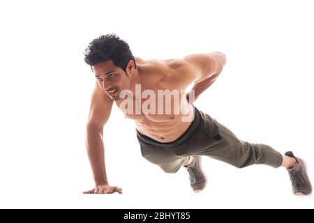 Homme faisant des poussettes avec une main devant un fond blanc. Banque D'Images