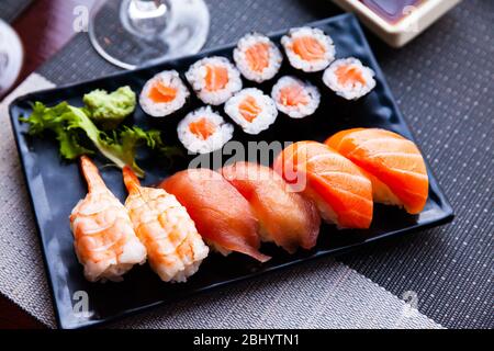Sushi combiné - saumon maki, nigiri variado en gros plan. Cuisine japonaise Banque D'Images